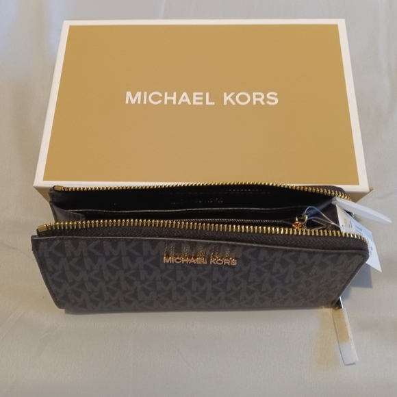 Michael Kors Jet Set Large Logo Quarter Zip Wallet - Picture 2 of 10